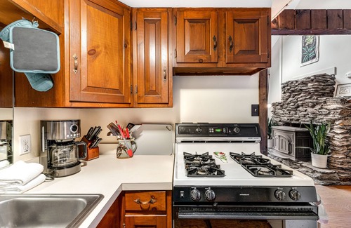 Central Vermont- Killington Casa | Dog-friendly cabin with forest setting, woodstove & deck - near Killington