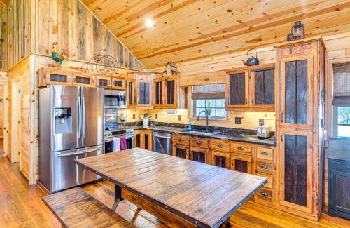 Murphy Casa | Dog-Friendly Cabin with Fire Pit and Hot Tub!