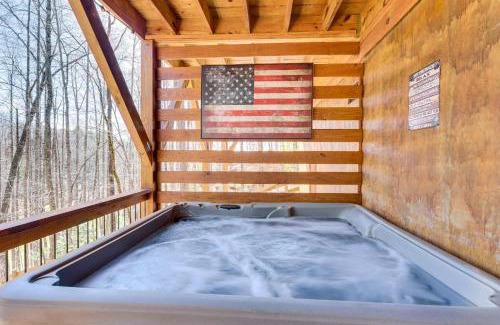 Murphy Casa | Dog-Friendly Cabin with Fire Pit and Hot Tub!