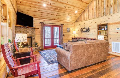Murphy Casa | Dog-Friendly Cabin with Fire Pit and Hot Tub!