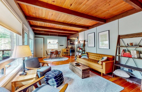 Warnick Cabina | Dog-friendly cabin with decks, bunk room, washer/dryer, grill, & central AC