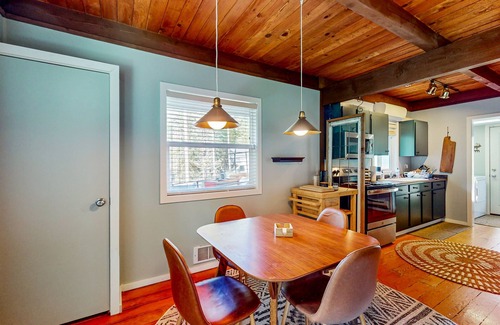 Warnick Cabina | Dog-friendly cabin with decks, bunk room, washer/dryer, grill, & central AC