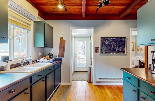 Warnick Cabina | Dog-friendly cabin with decks, bunk room, washer/dryer, grill, & central AC