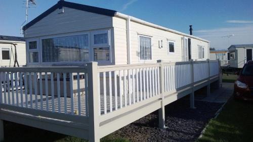 Heacham Otro | Dog Friendly Caravan With Large Decking Near Heacham Beach, Ref 21052H