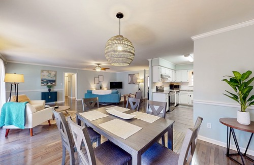 Macon Casa | Dog-friendly charmer with large yard, sunroom, game room, grill, AC, & W/D