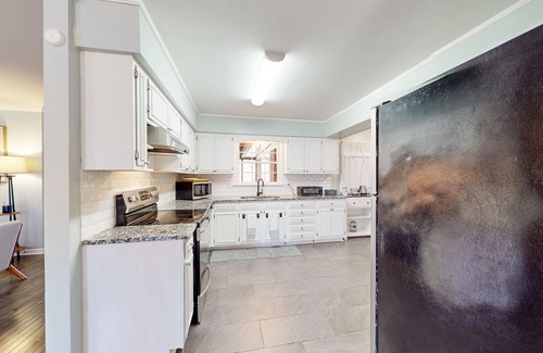 Macon Casa | Dog-friendly charmer with large yard, sunroom, game room, grill, AC, & W/D