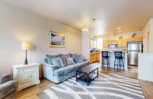 Florence Casa | Dog-friendly condo with river views, private W/D, full kitchen, & great location