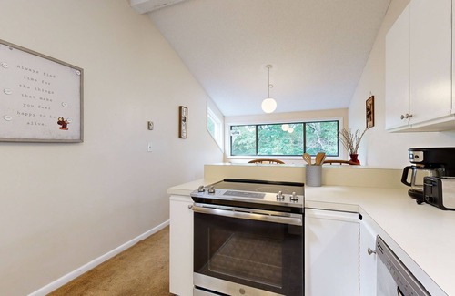 Thornton Condominio | Dog-friendly condo with 4 pools, pickleball, gym, sauna, tennis, game room, BBQ