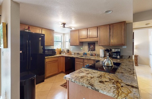 Tucson Condominio | Condominio amigable para perros y remodelado con piscina compartida, jacuzzi y tenis