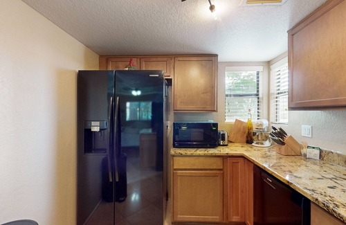Tucson Condominio | Condominio amigable para perros y remodelado con piscina compartida, jacuzzi y tenis