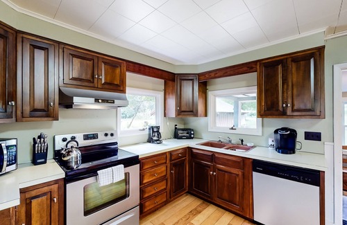 North Creek Casa | Dog-friendly cottage with a wood stove, washer/dryer, firepit, & large yard