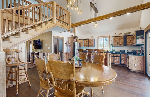 Dandridge Cabina | Dog friendly cozy lake front cabin w/Wi-Fi, dual decks, private dock, play yard