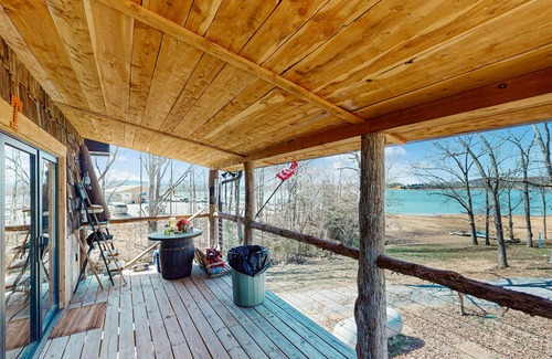 Dandridge Cabina | Dog friendly cozy lake front cabin w/Wi-Fi, dual decks, private dock, play yard
