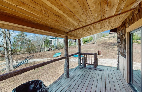 Dandridge Cabina | Dog friendly cozy lake front cabin w/Wi-Fi, dual decks, private dock, play yard