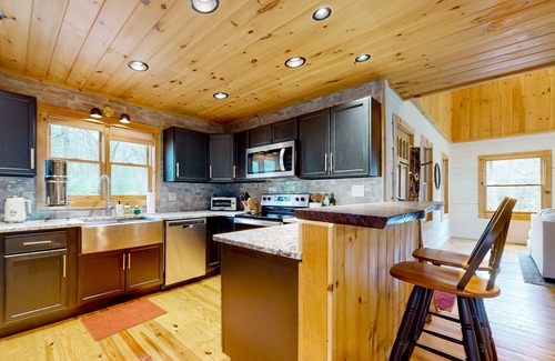 Cherry Log Cabina | Dog-friendly creekside cabin with a fireplace, firepit, AC, & washer/dryer