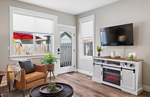 Carlton Casa | Dog-Friendly Downtown Carlton Townhouse #6, Steps to Tasting, Dining, Shops, BBQ