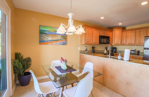 Bohicket Marina Village Condominio | Dog Friendly. Enjoy Sunset at the Bohicket Marina! Community Pool. Walk to Restaurants & Shops.