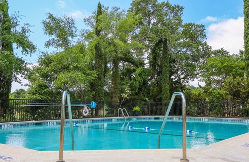 Bohicket Marina Village Condominio | Dog Friendly. Enjoy Sunset at the Bohicket Marina! Community Pool. Walk to Restaurants & Shops.