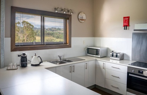 Botobolar Cabaña | Dog Friendly Farm Stay - Excellent views and close to many wineries