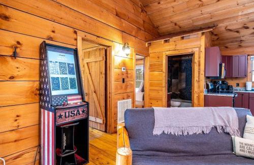 Townsend Cabina | Dog-Friendly Getaway, Adventure Awaits Nearby