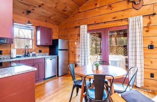 Townsend Cabina | Dog-Friendly Getaway, Adventure Awaits Nearby