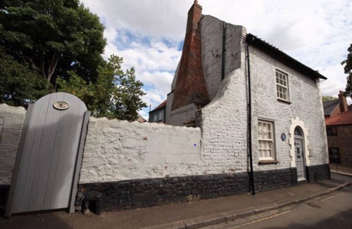 Fakenham Casa | Dog-Friendly historic cottage and beach hut at the gateway to the Norfolk coast
