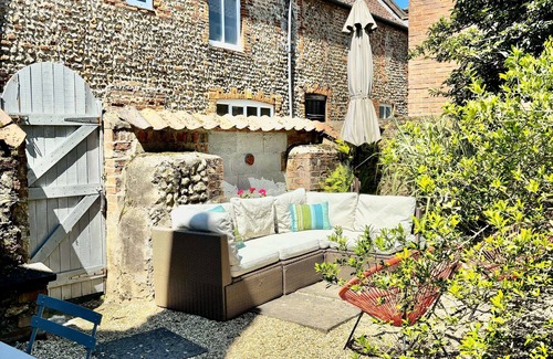 Fakenham Casa | Dog-Friendly historic cottage and beach hut at the gateway to the Norfolk coast