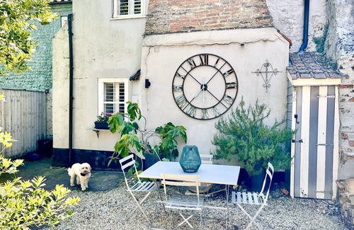 Fakenham Casa | Dog-Friendly historic cottage and beach hut at the gateway to the Norfolk coast