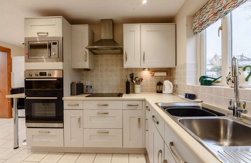 Blockley Casa | Dog friendly holiday cottage in the Cotswolds with cinema room and superb garden - Landgate House