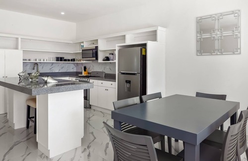 La Paloma Casa | Dog-friendly home 3 rows to beach with rooftop deck, pool, & kitchen