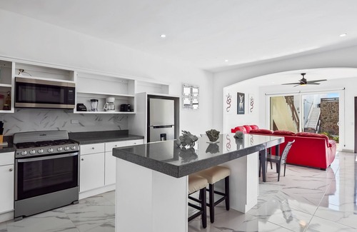 La Paloma Casa | Dog-friendly home 3 rows to beach with rooftop deck, pool, & kitchen