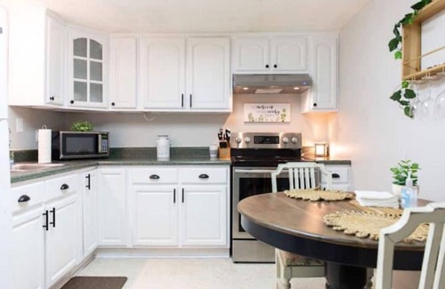 Bristol Casa | Dog friendly home - large backyard - gas fire pit - 5 mins to downtown or casino