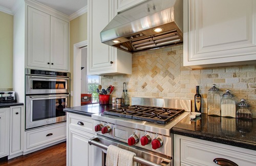 Healdsburg Casa | Dog-friendly home on 10 acres w/private hot tub, English garden, patio