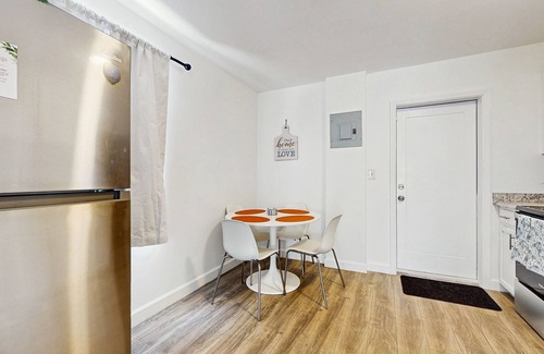 Riviera Beach Casa | Dog friendly home with Wifi, fully equipped kitchen & patio