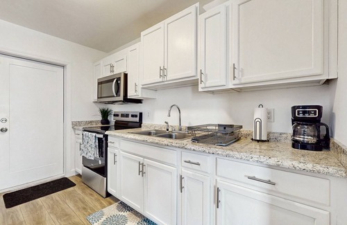 Riviera Beach Casa | Dog friendly home with Wifi, fully equipped kitchen & patio