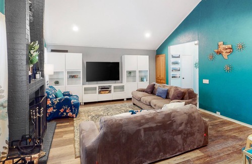 North Central Carrollton Casa | Dog-Friendly Home w/Free WiFi, Central A/C, Large Enclosed Backyard, & Gas Grill