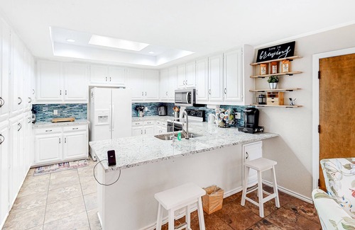North Central Carrollton Casa | Dog-Friendly Home w/Free WiFi, Central A/C, Large Enclosed Backyard, & Gas Grill