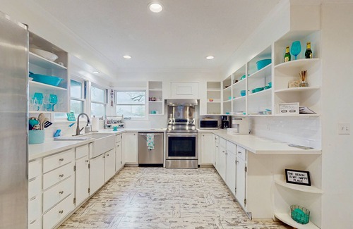 Port Bolivar Casa | Dog-Friendly home with spacious living and dining room, close to the beach