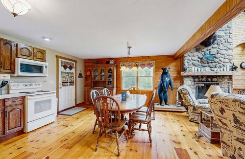 Jefferson Casa | Dog-friendly home with huge yard & fireplaces - near swimming hole, snowmobiling