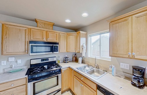 Millersburg Casa | Dog-friendly home with large enclosed yard, patio, BBQ, office, & private W/D