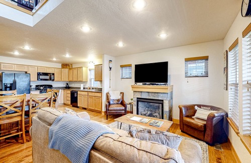 Dover Casa | Dog-friendly home with patio, grill, fireplace, streaming, washer/dryer & AC