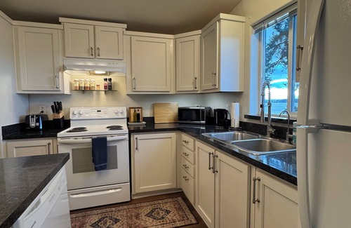 Freeland Casa | Dog-friendly home with stunning harbor and sunset views!
