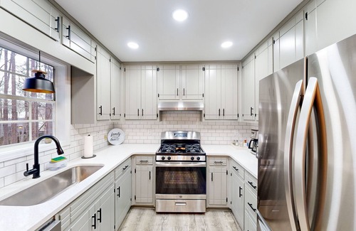 Kennesaw Casa | Dog-friendly home with full kitchen, washer/dryer, furnished deck, & AC