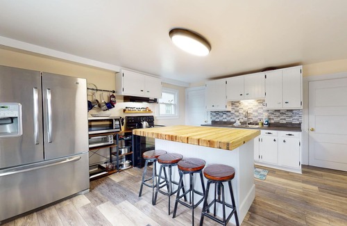 Penn Yan Casa | Dog-friendly home with washer/dryer, outdoor dining & grill - walk to town
