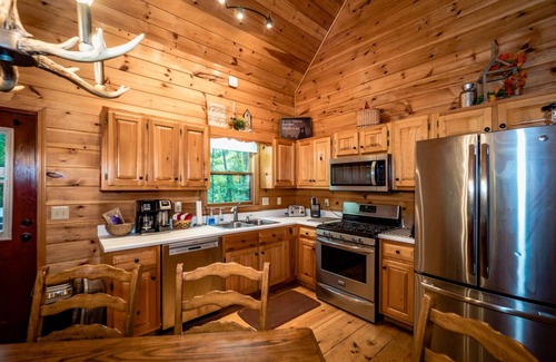 Walnut Mountain Cabina | Dog Friendly, Hot Tub, Secluded Log Cabin, Fireplace, Fire Pit, Game Rm, King Bd
