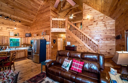 Walnut Mountain Cabina | Dog Friendly, Hot Tub, Secluded Log Cabin, Fireplace, Fire Pit, Game Rm, King Bd