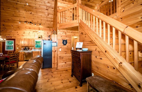 Walnut Mountain Cabina | Dog Friendly, Hot Tub, Secluded Log Cabin, Fireplace, Fire Pit, Game Rm, King Bd