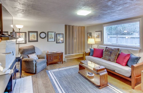 Cannon Beach Cabina | casa agradable para perros w / entretenimiento y bonito patio - cerca de la playa y el centro!
