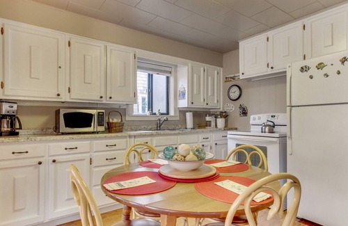 Cannon Beach Cabina | casa agradable para perros w / entretenimiento y bonito patio - cerca de la playa y el centro!