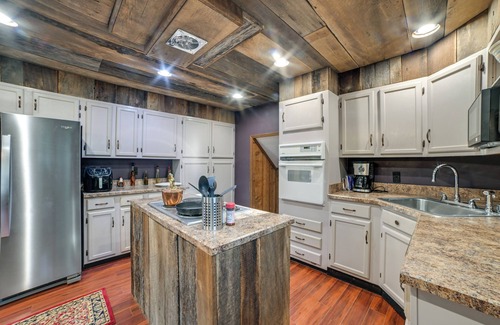 Gilbertsville Casa | Dog-Friendly Kentucky Lake Home w/Game Room!